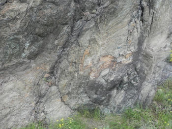 Rocce magnetiche, titaniche e ollari al cippo n.3 del Geosito al Belvedere Alto (45846 bytes)